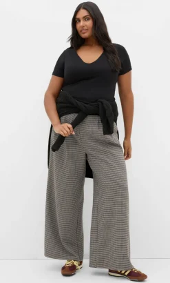 Anny V Neck Top - black