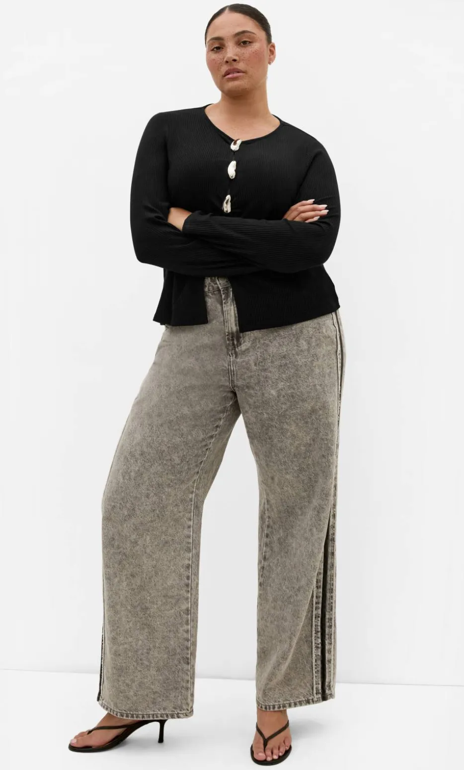 Bella Brooch Rib Top - black