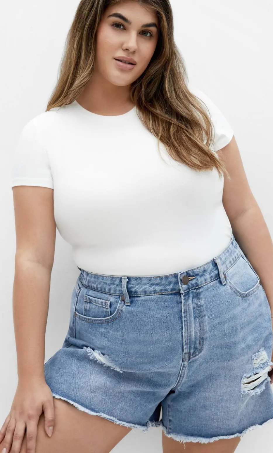 Hannah Rip Denim Short - mid wash