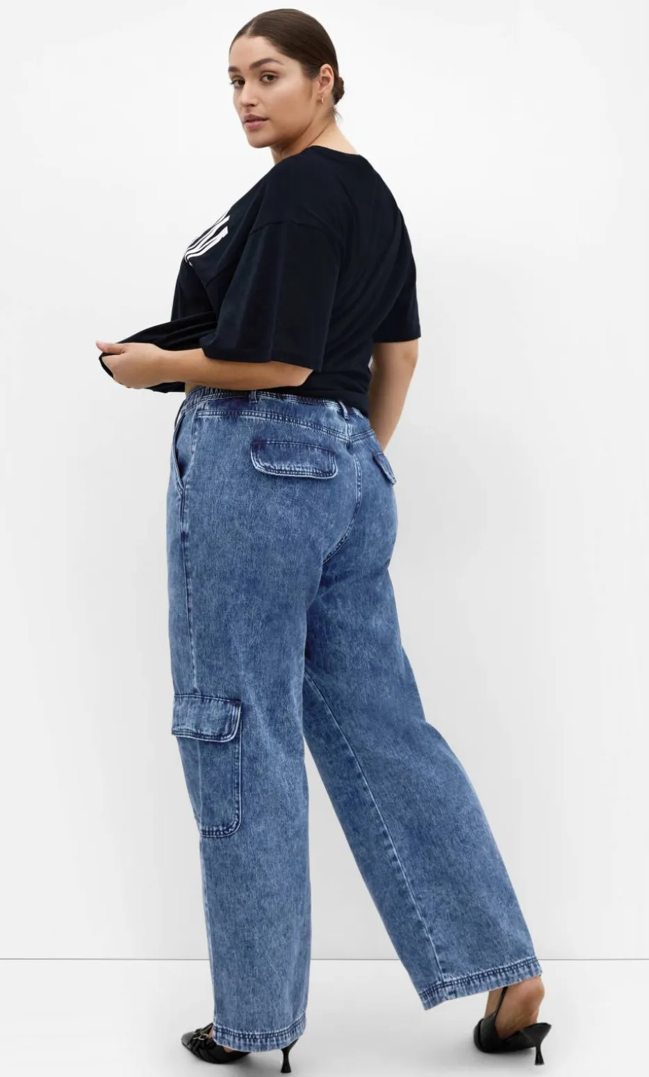 Harley Fit Cargo Detail Jean - mid wash